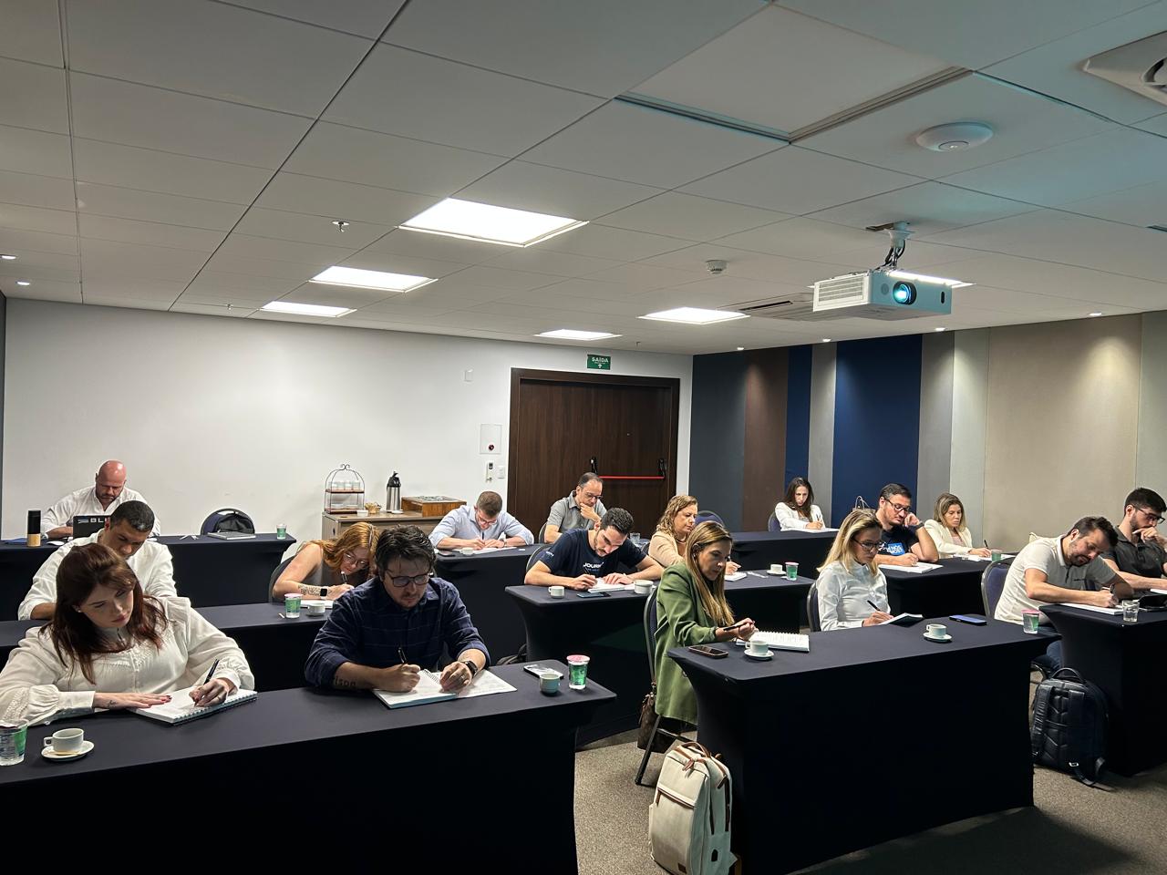 Workshop em sala de aula com participantes engajados